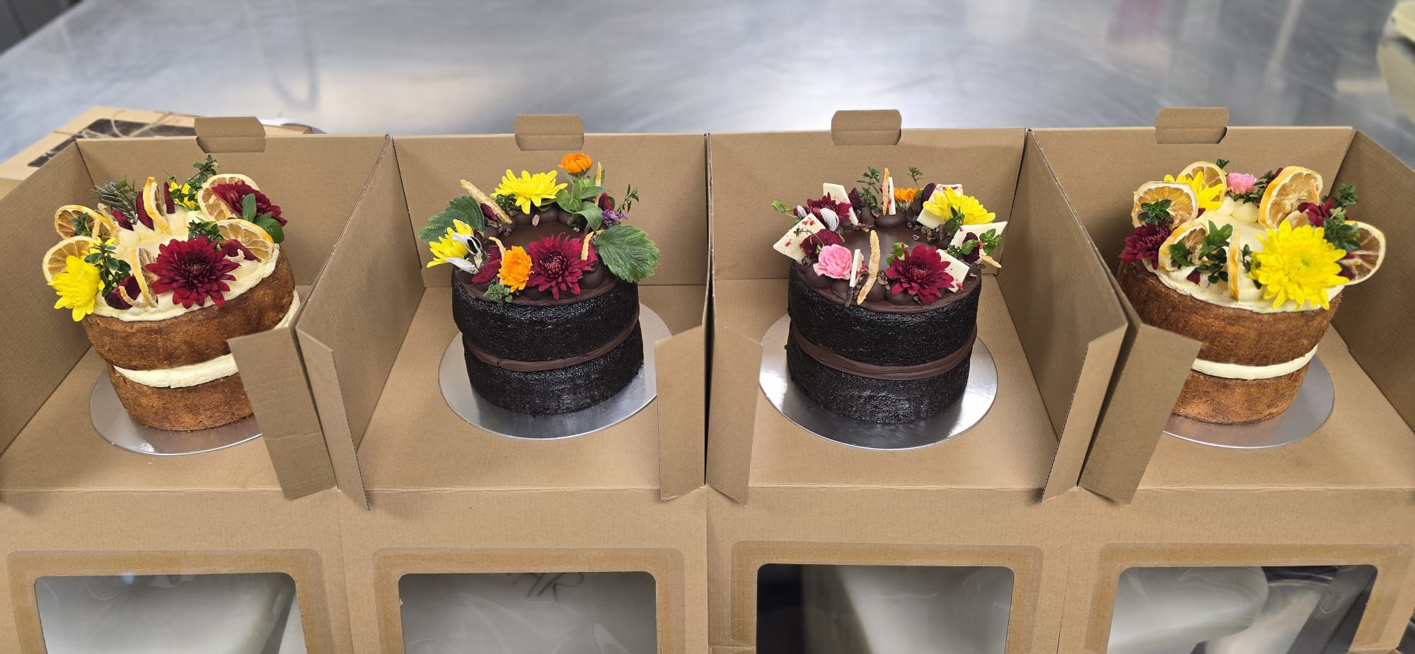 Mini tortas en cajas — Emma Pastelería