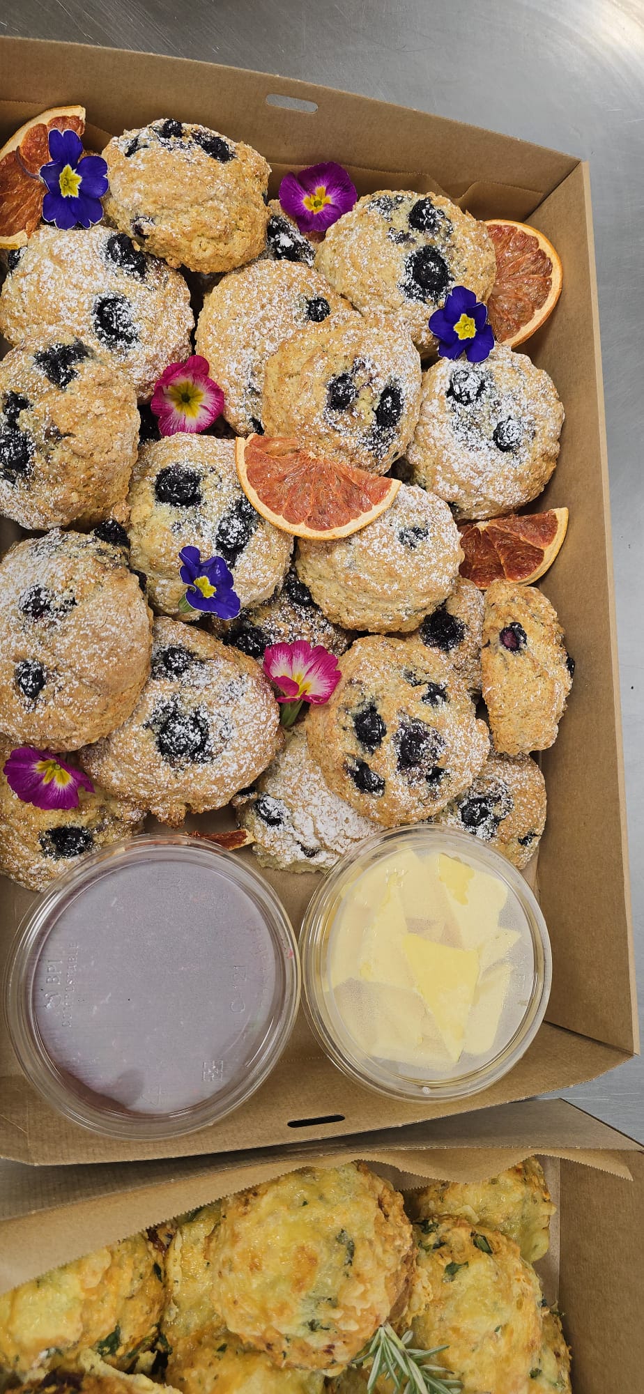 Scones de arándano con flores y cítricos