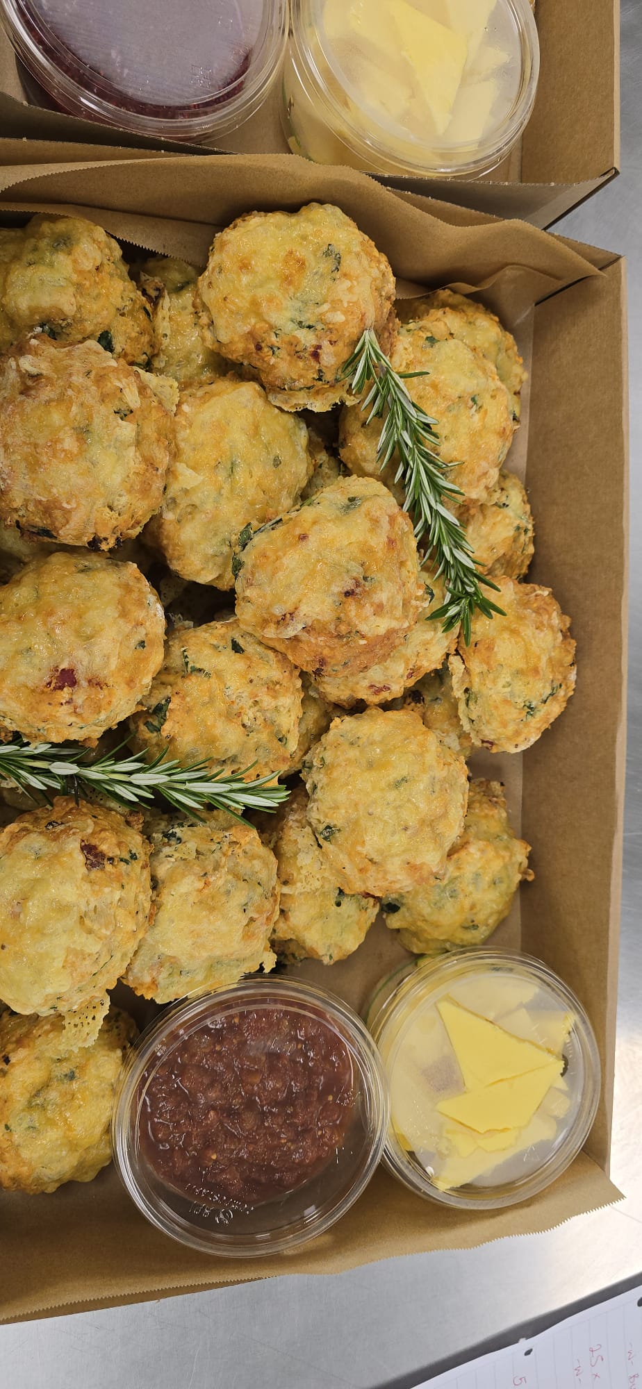 Scones salados con manteca y mermelada