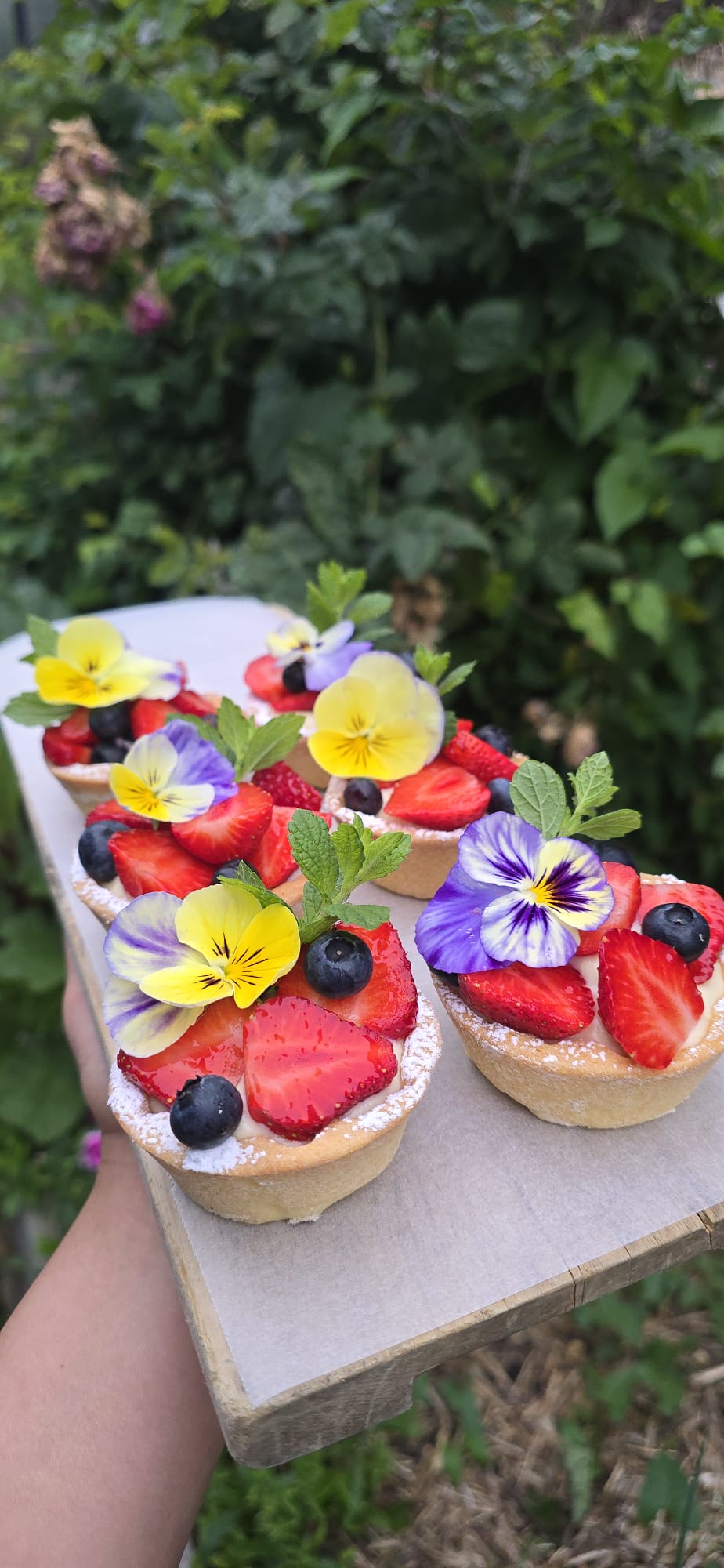 Tartlets individuales de frutilla y arándano