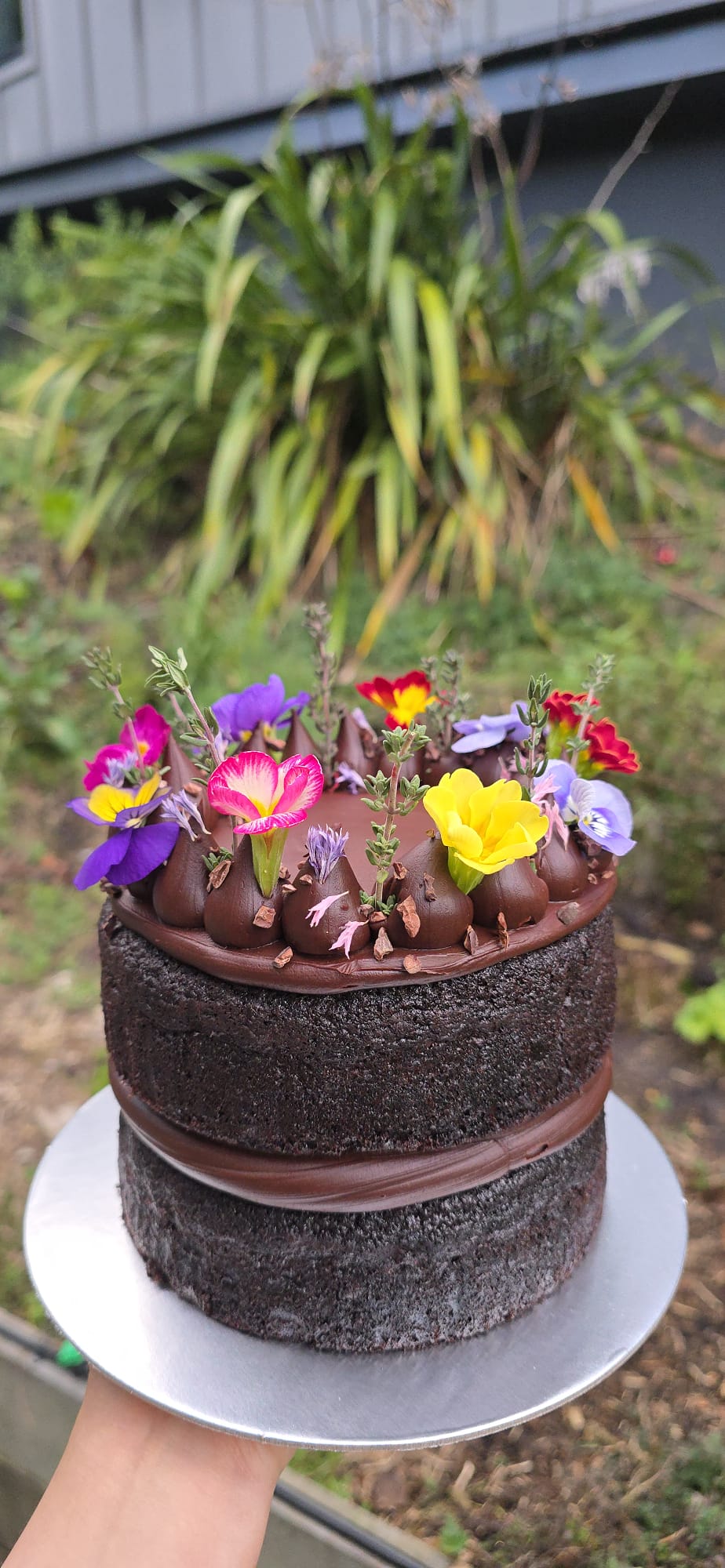 Torta chocolate con flores silvestres