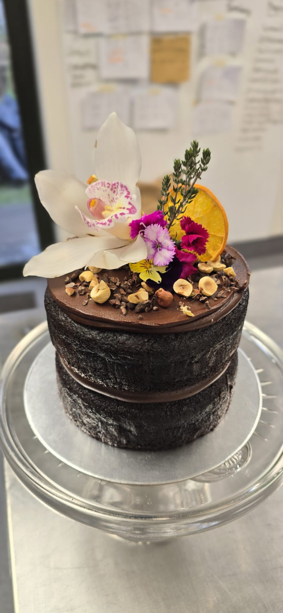 Torta chocolate con orquídea y flores