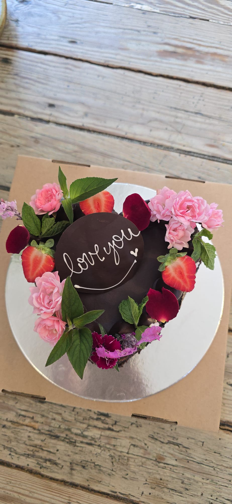 Torta corazón chocolate love you con flores y frutillas