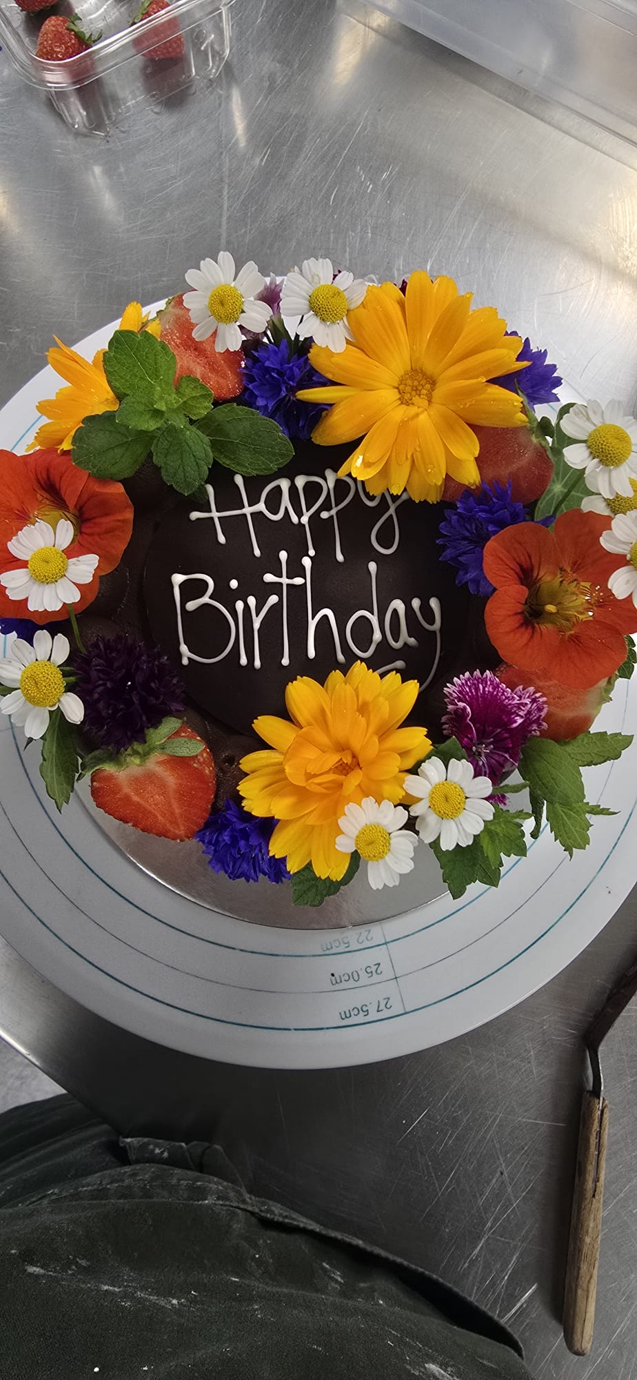 Torta de cumpleaños chocolate con corona de flores