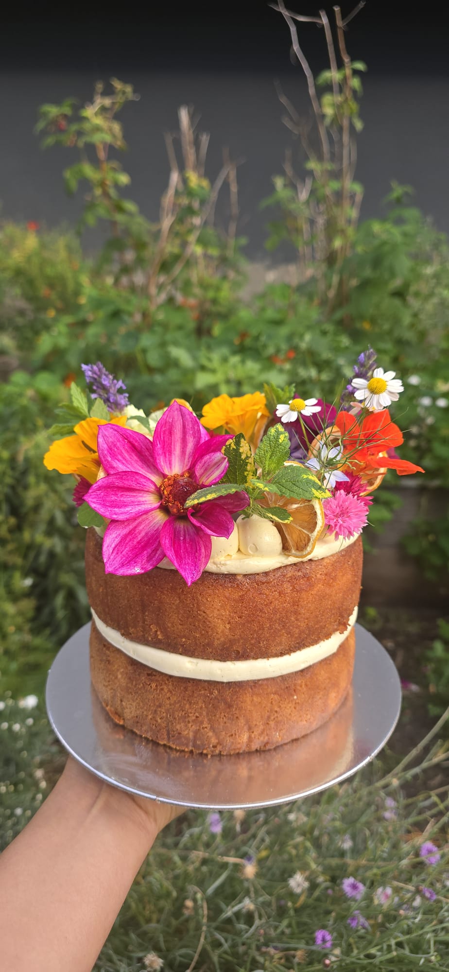 Torta naked con flores silvestres