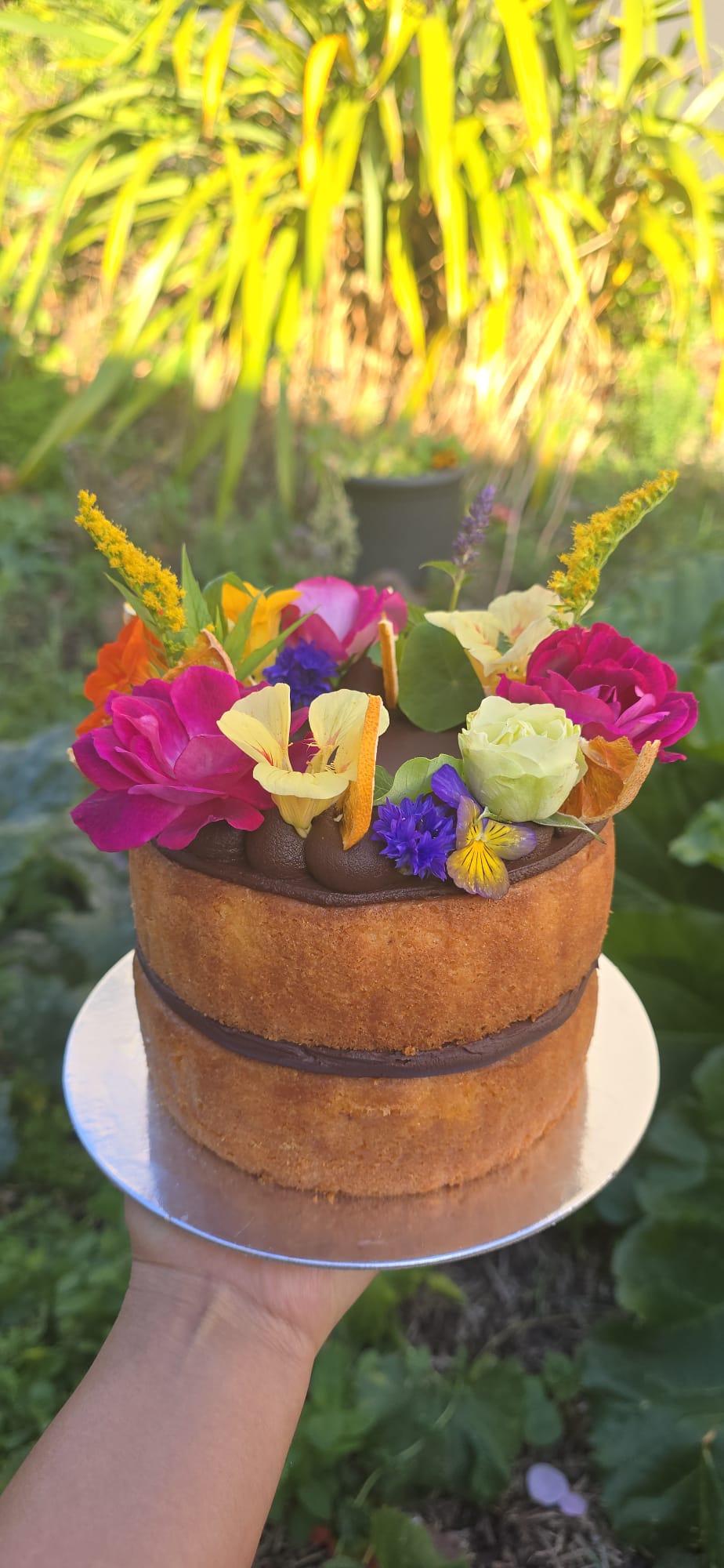 Torta naked dorada con flores y chocolate — luz dorada