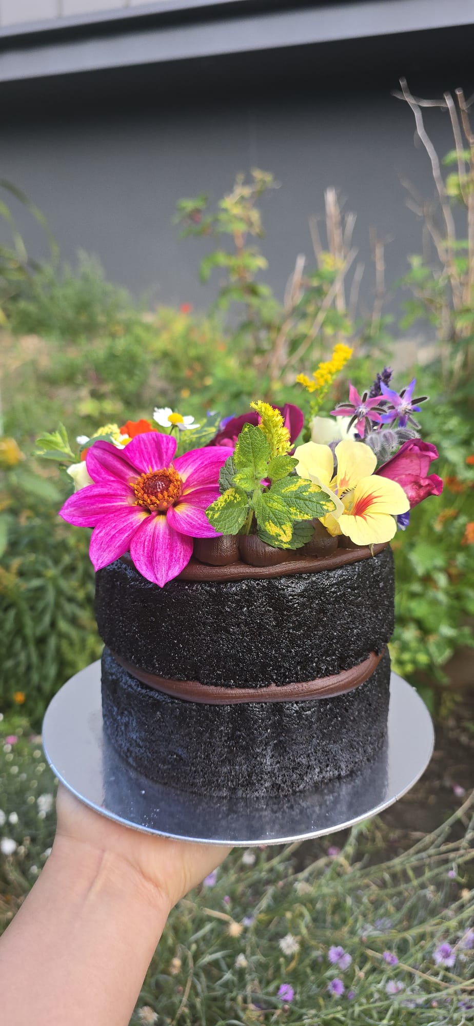 Torta negra con dahlia fucsia