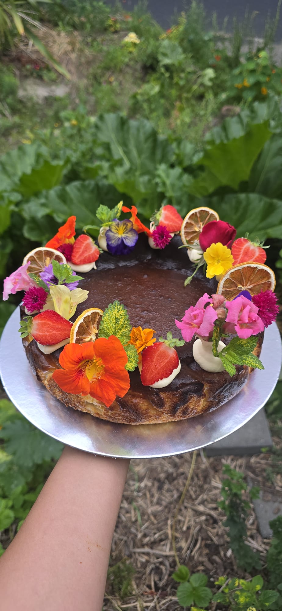 Torta vasca con corona de flores coloridas
